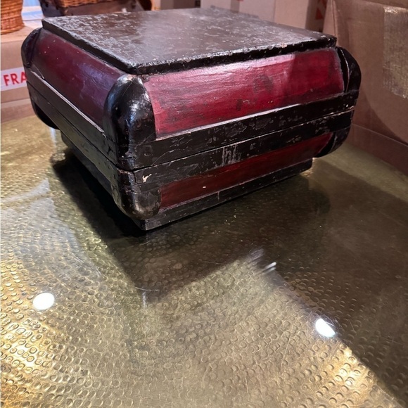 Vintage Asian Lacquered Red and Black wooden Box - Picture 2 of 3